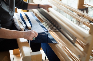 Anna Saarinen carpets 2018. Anna Saarinen weaving at her shop/atelier at Schiffbaustrasse, Zürich.