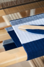 Anna Saarinen carpets 2018. Anna Saarinen weaving at her shop/atelier at Schiffbaustrasse, Zürich.